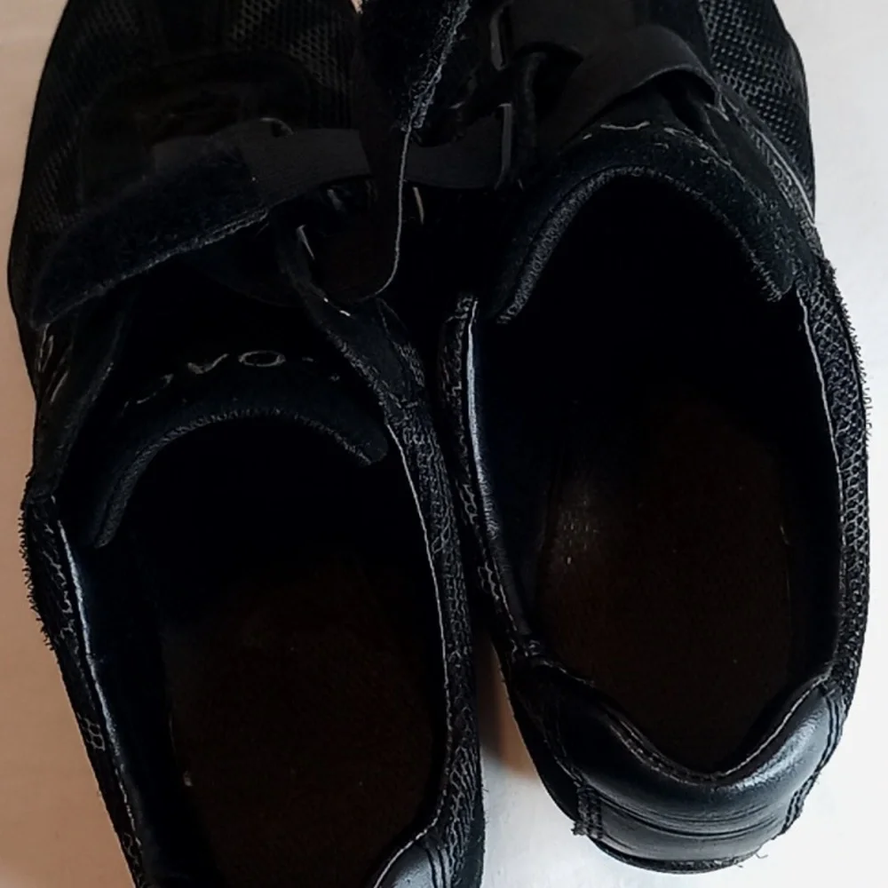 COACH BLACK JENNEY STYLE SIZE 6M GENTLY PRELOVED / FLAW ON INNER HEEL